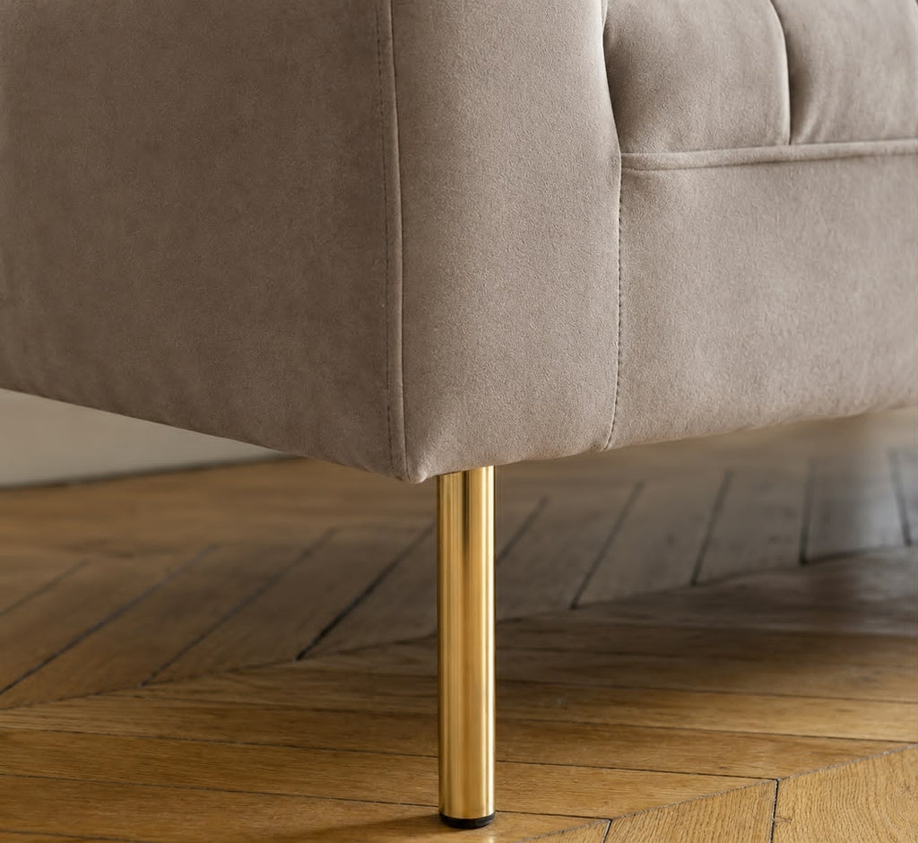 Canapé 3 places en velours taupe – Élégance intemporelle