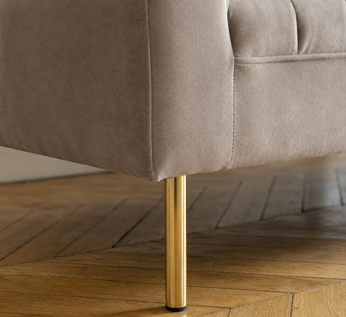 Canapé 3 places en velours taupe – Élégance intemporelle